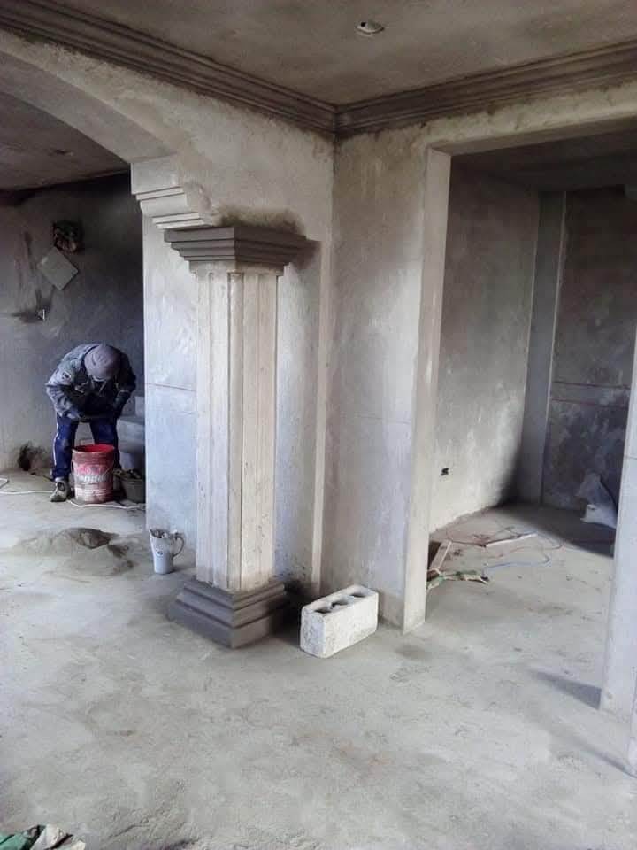 Columna decorativa interior en construcción