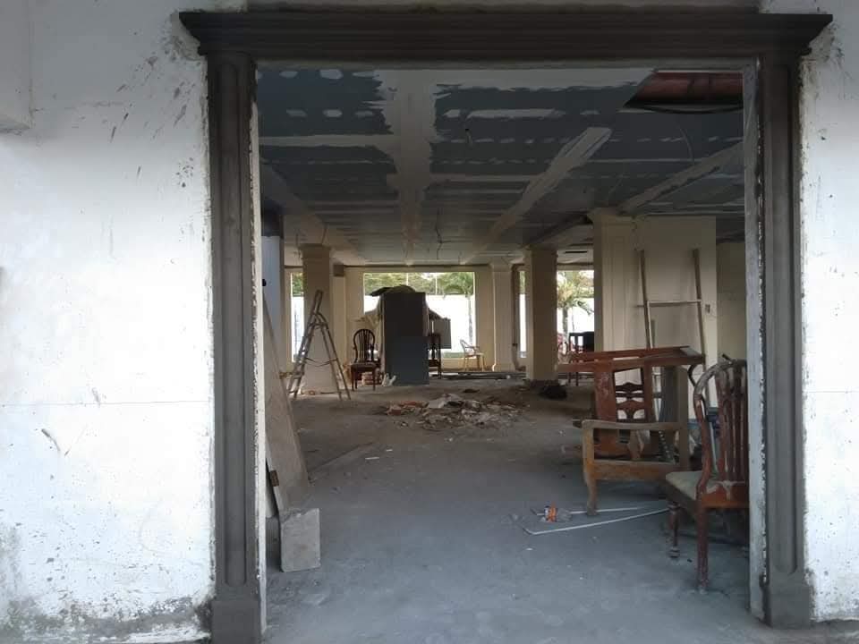 Interior con columnas en construcción