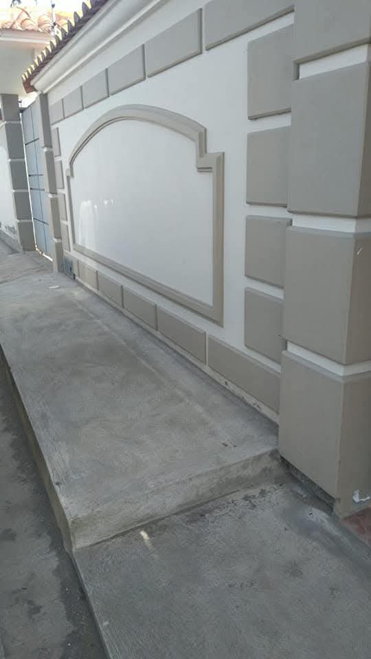 Fachada con arco decorativo
