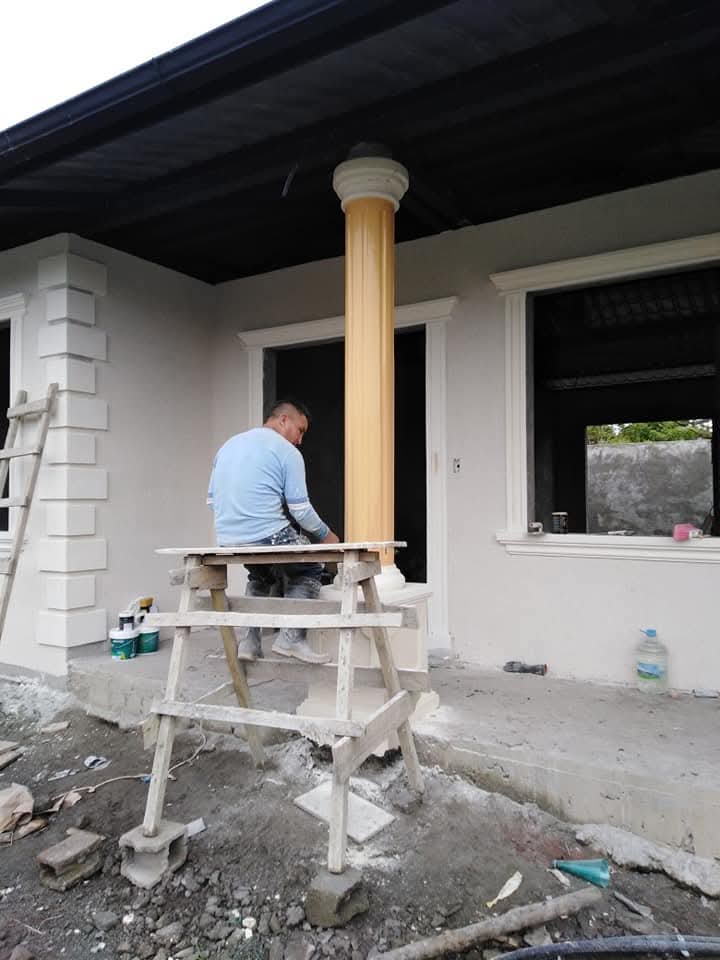 Trabajo en columna decorativa